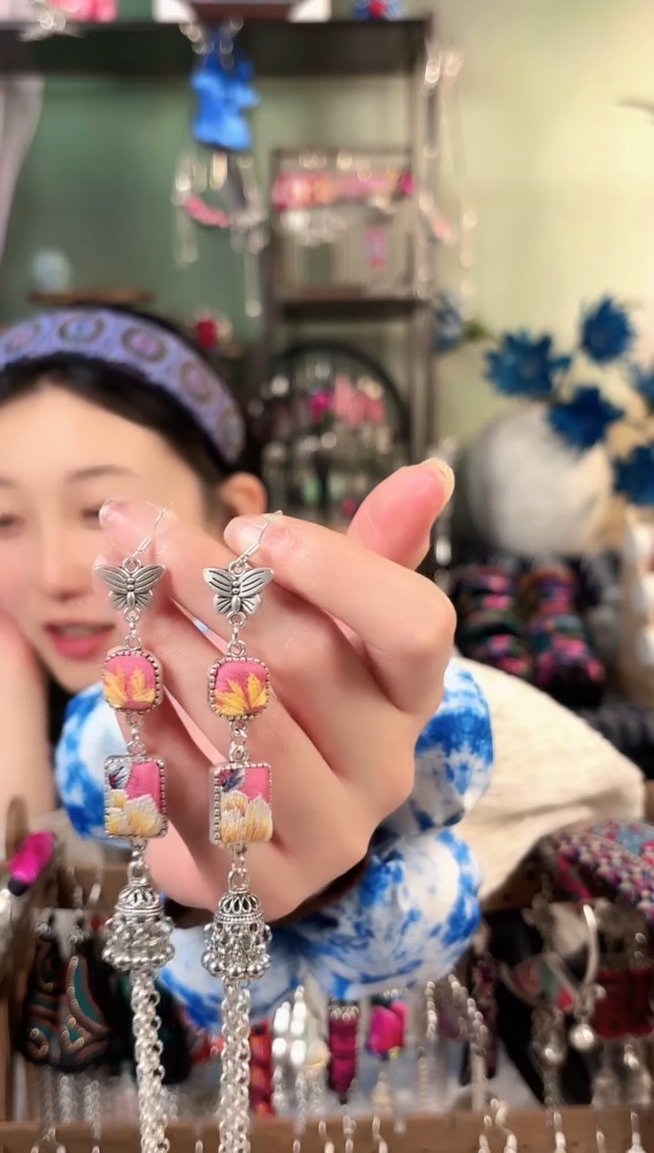 彩云南阁非遗老绣饰品164*