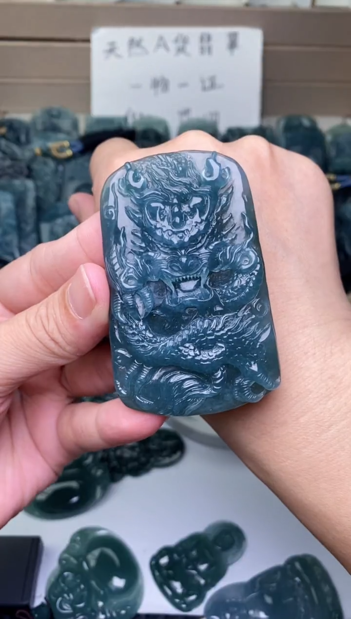 颈饰未镶嵌翡翠          