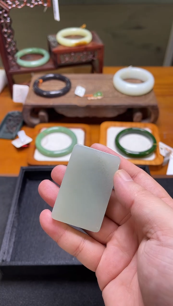 吊坠(不含链)未镶嵌和田玉且末青白带青花 无事牌 