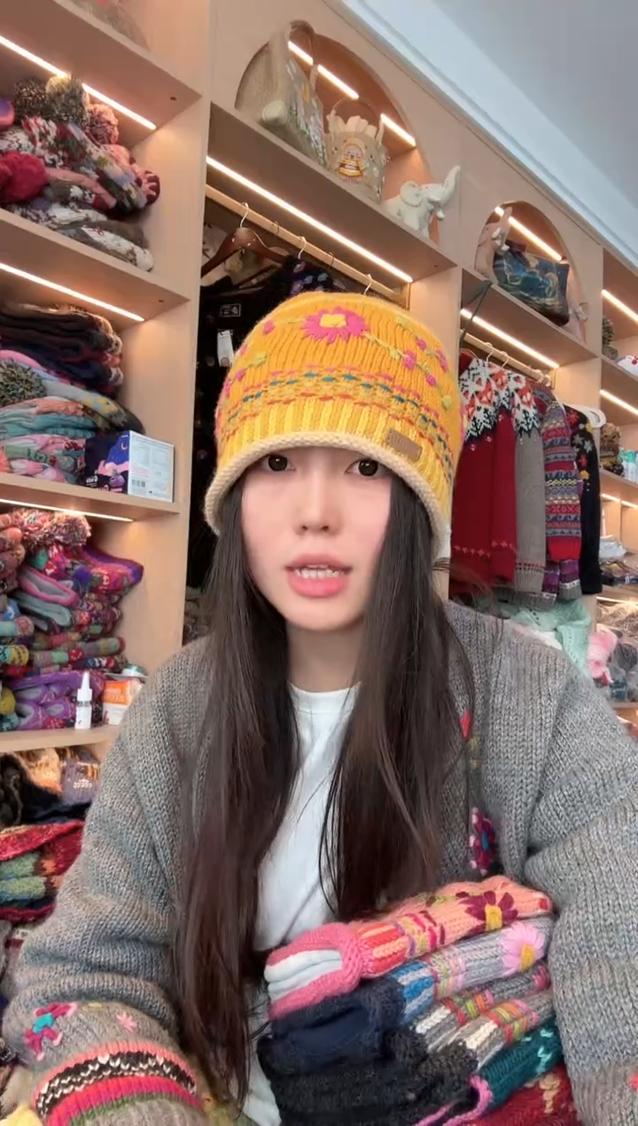 羊毛黄色卷边帽 
