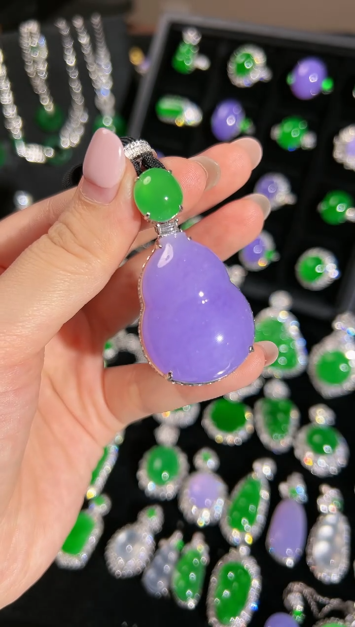 翡翠18K金镶嵌颈饰葫芦吊坠