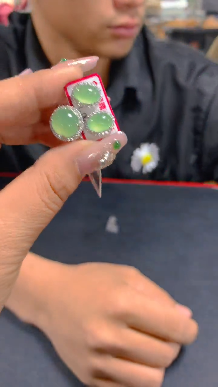 【闪购商品】翡翠吊坠(赠链)未镶嵌0111994106