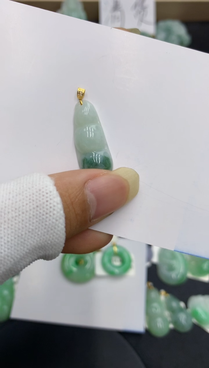 翡翠18K金镶嵌颈饰翡翠