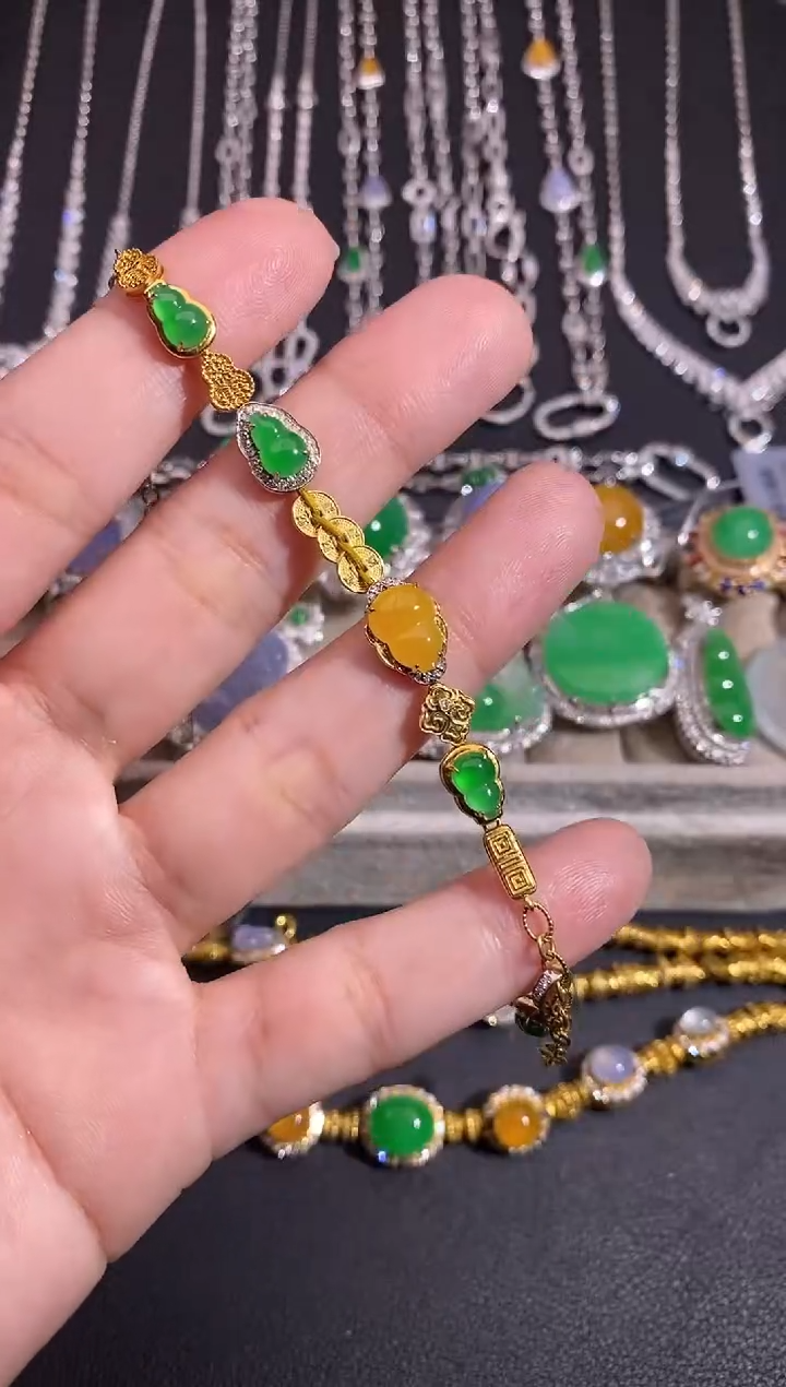 颈饰18K金镶嵌翡翠手链