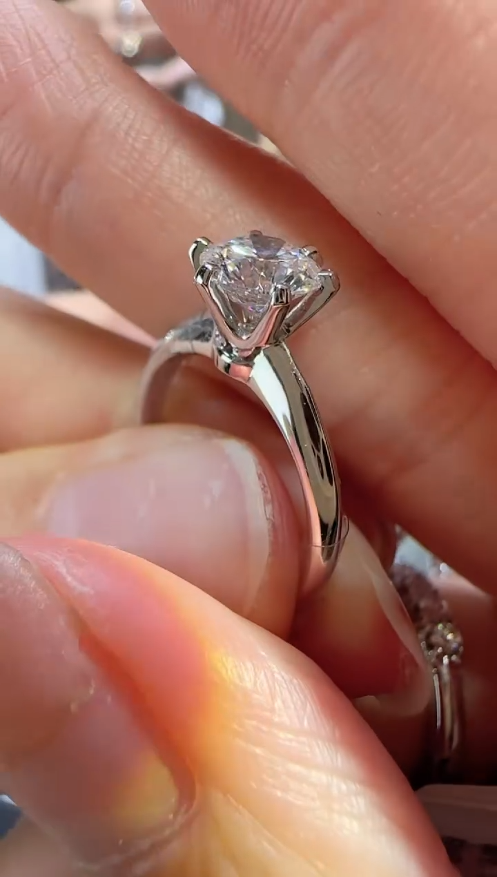 【闪购商品】实验室培育钻石铂Pt950镶嵌1克拉T六爪钻戒