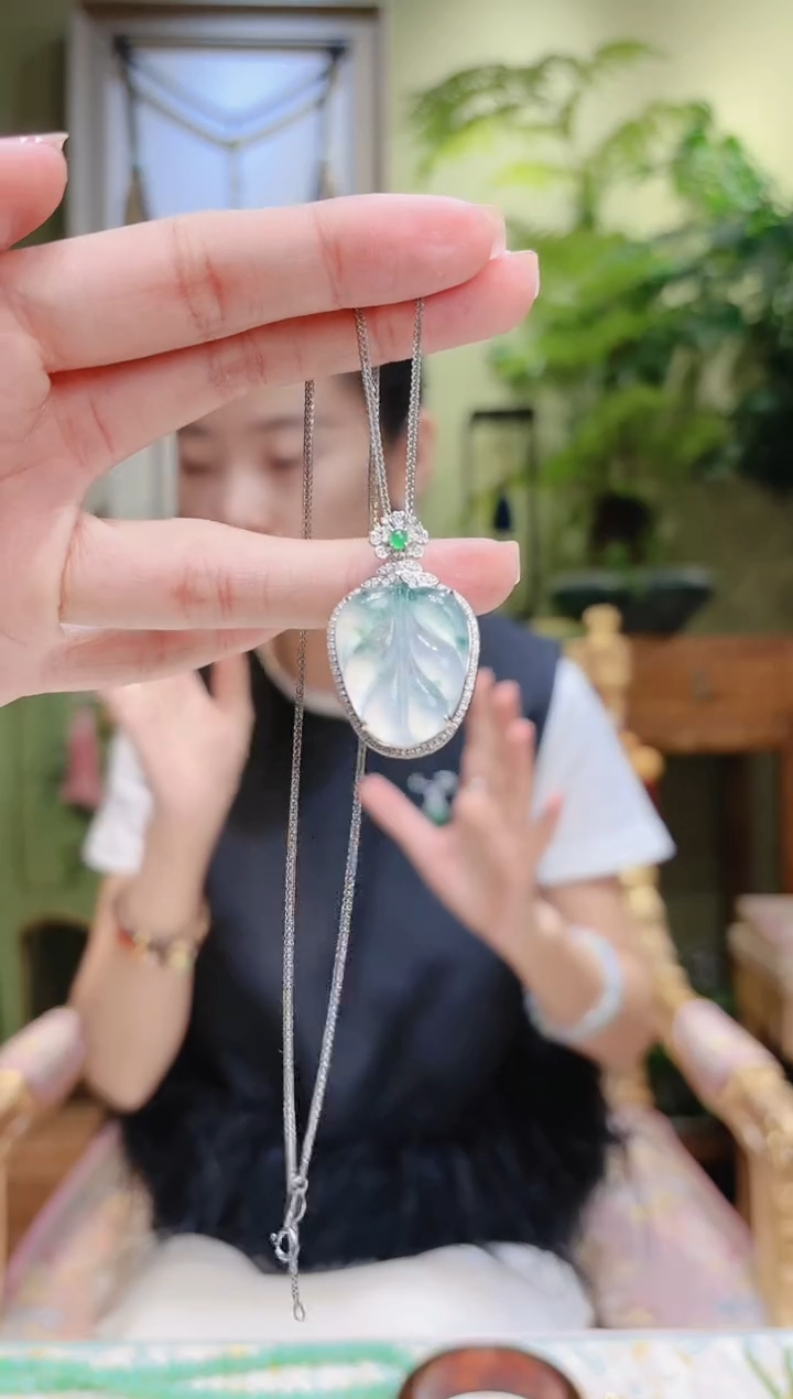 【闪购商品】翡翠颈饰18K金镶嵌飘花叶子翡翠吊坠