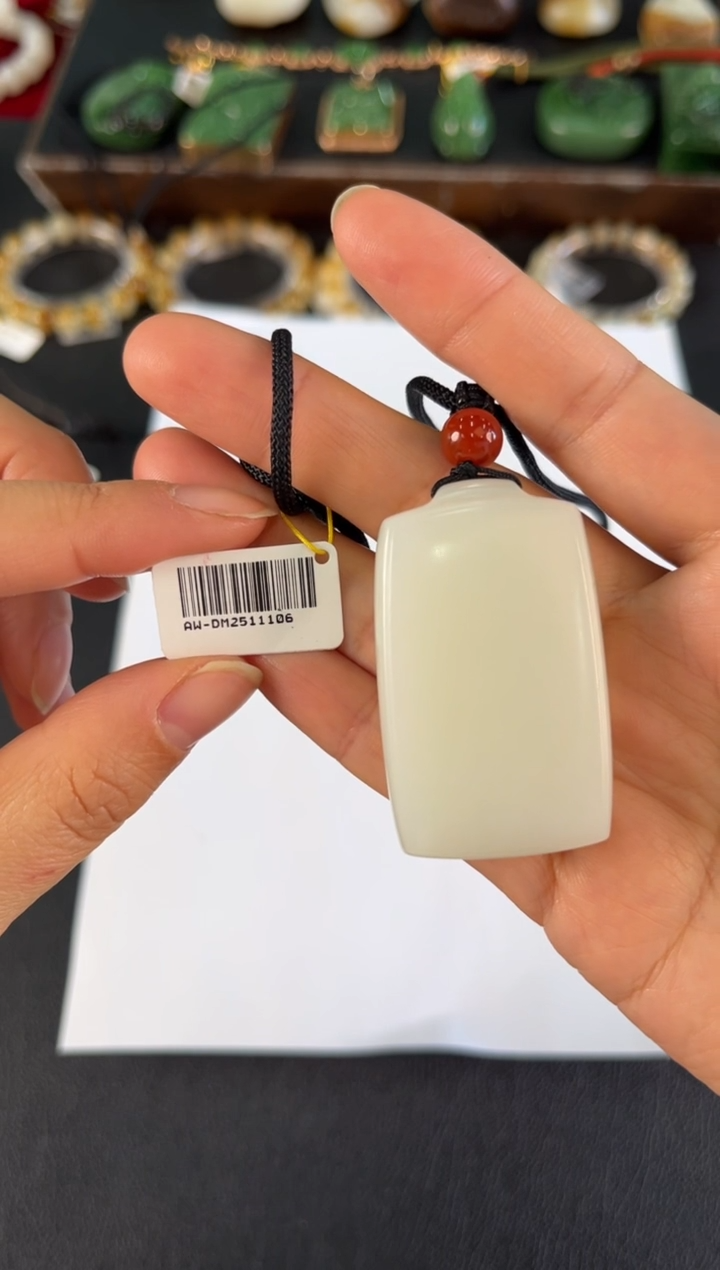 颈饰未镶嵌和田玉吊坠