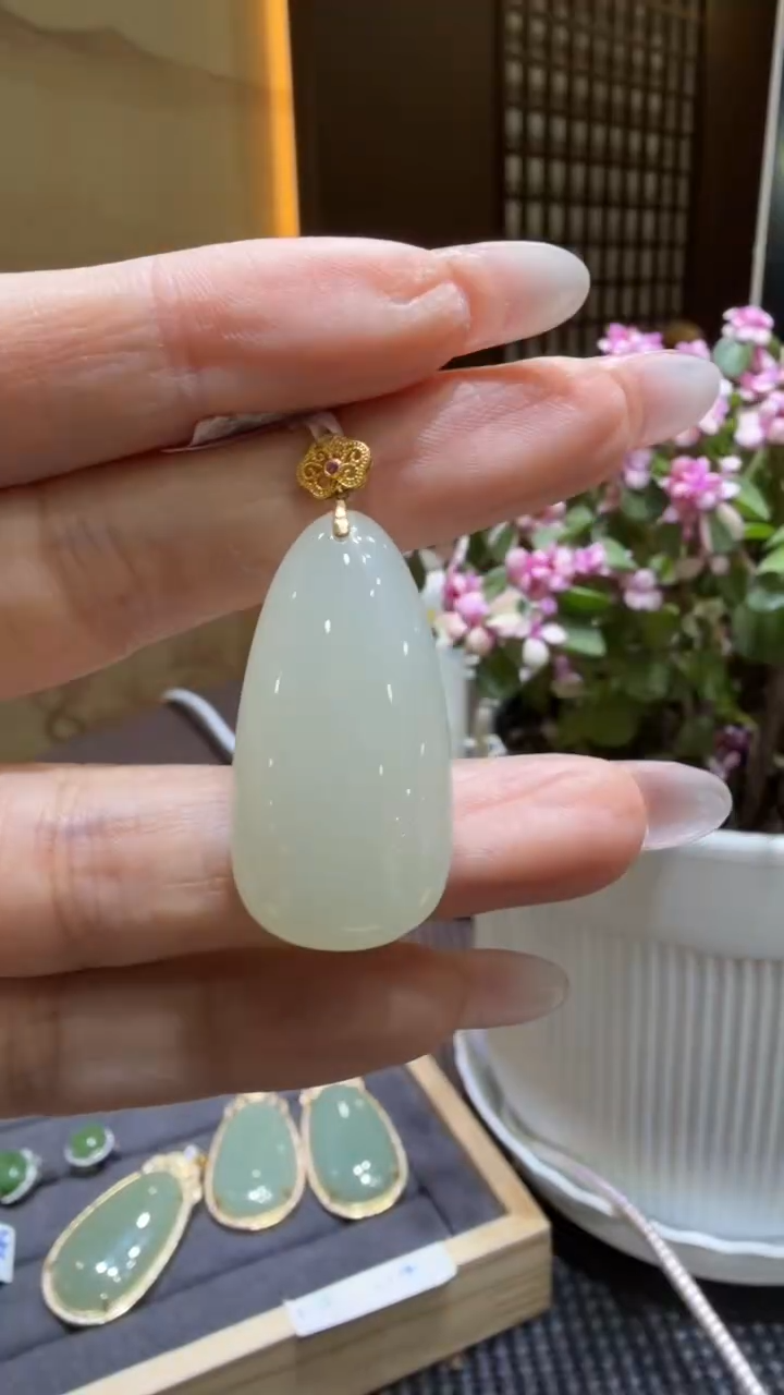 颈饰未镶嵌和田玉挂件