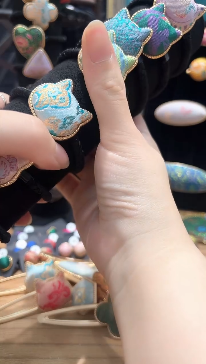 【闪购商品】【孤品车2.23】苏地织金浅蓝猫头发绳1