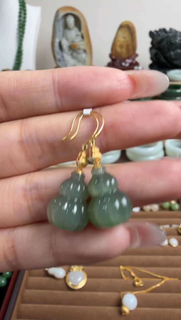 颈饰18K金镶嵌和田玉琴**生耳饰一对