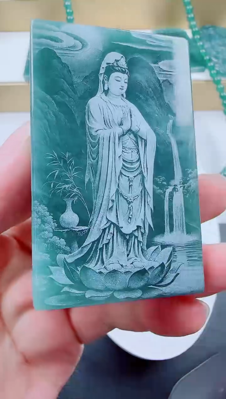 翡翠未镶嵌颈饰方观音