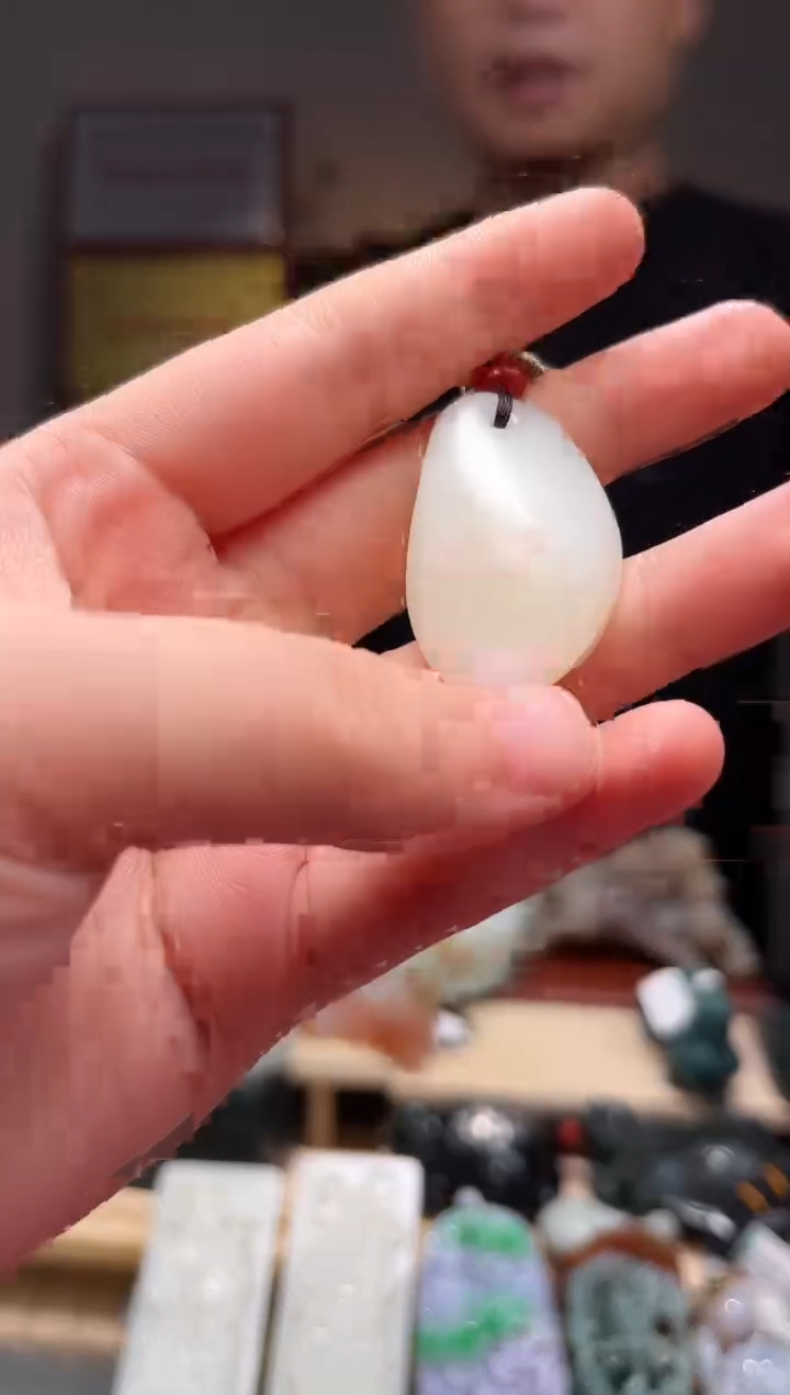 颈饰未镶嵌和田玉吊坠