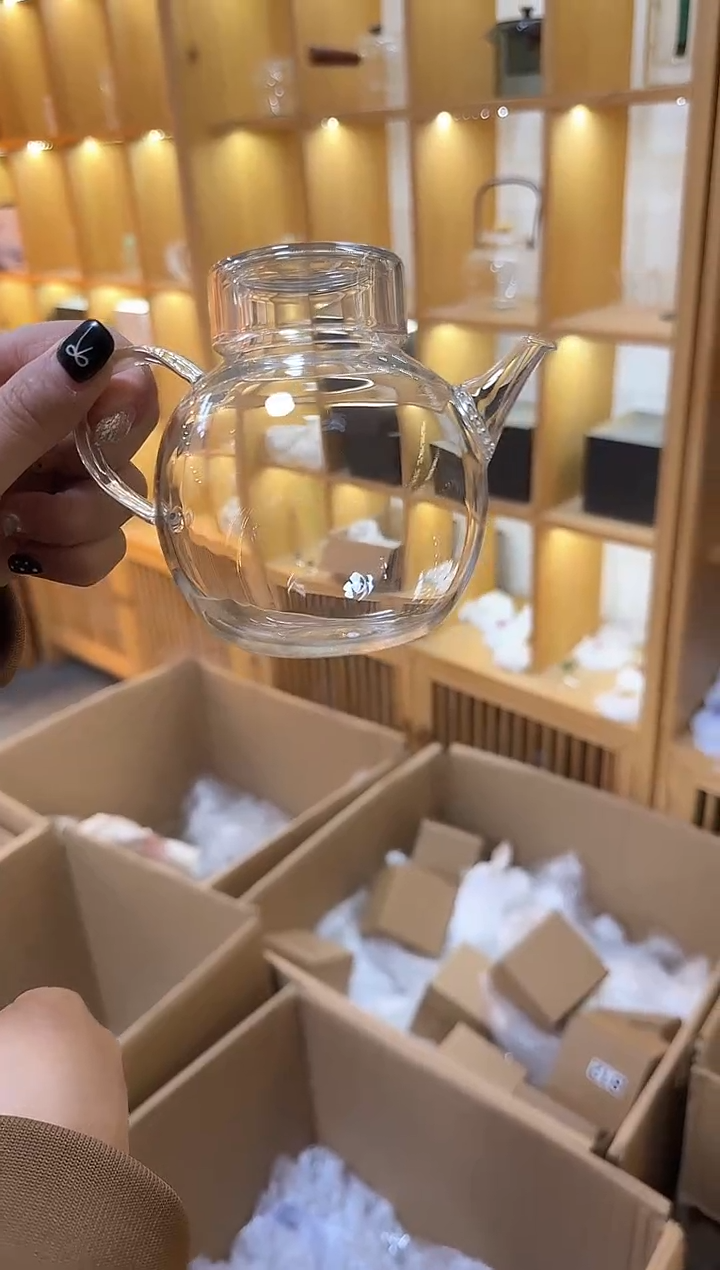 白色带盖泡茶壶 