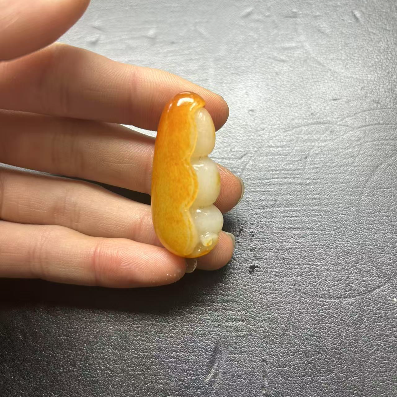 新疆和田玉豌豆挂件