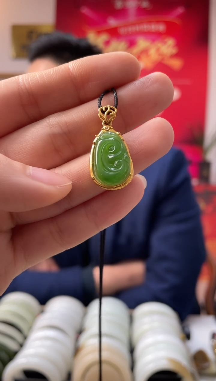 【闪购商品】和田玉颈饰18K金镶嵌碧玉如意发一件
