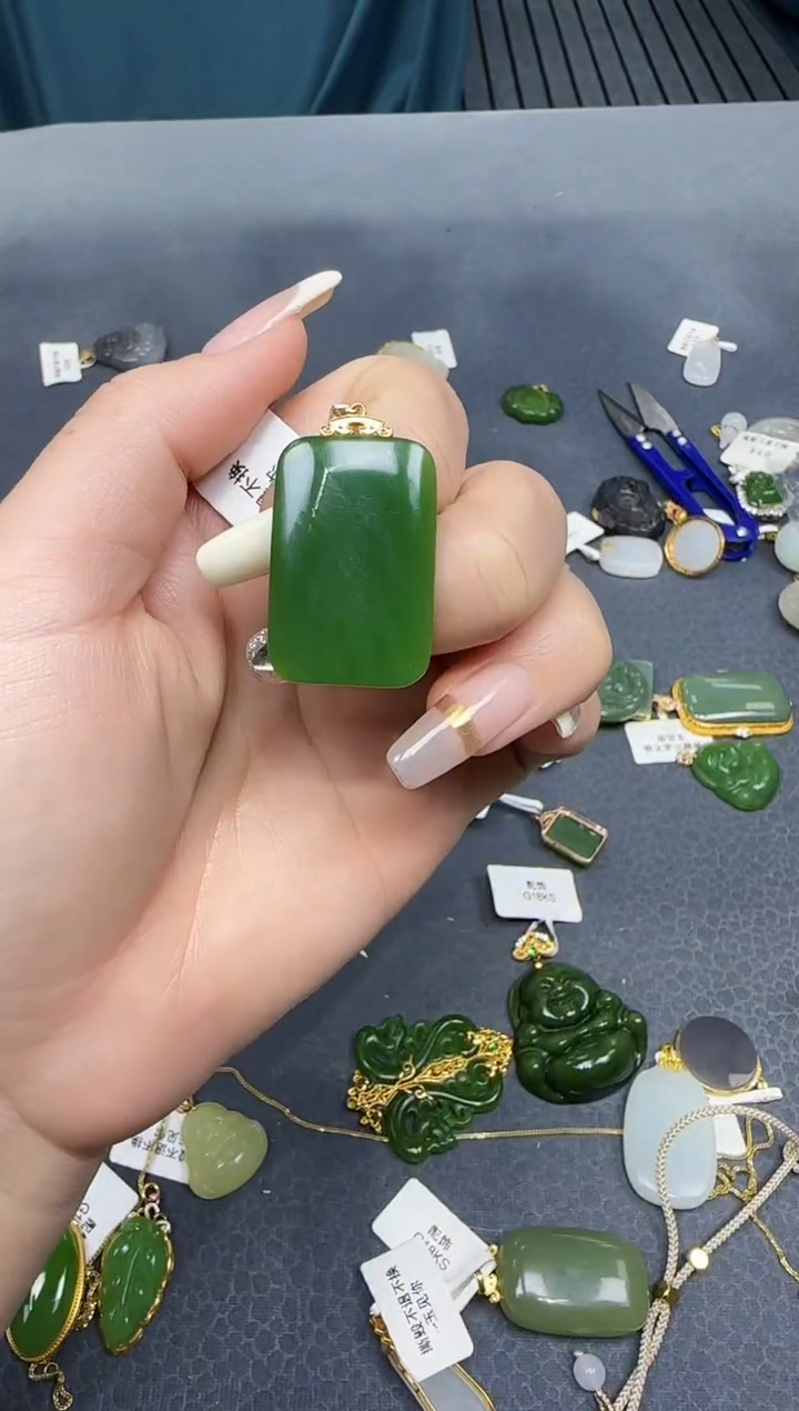 【闪购商品】和田玉挂件18K金镶嵌1
