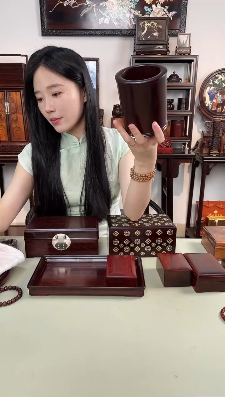 紫檀木类成套家具笔筒