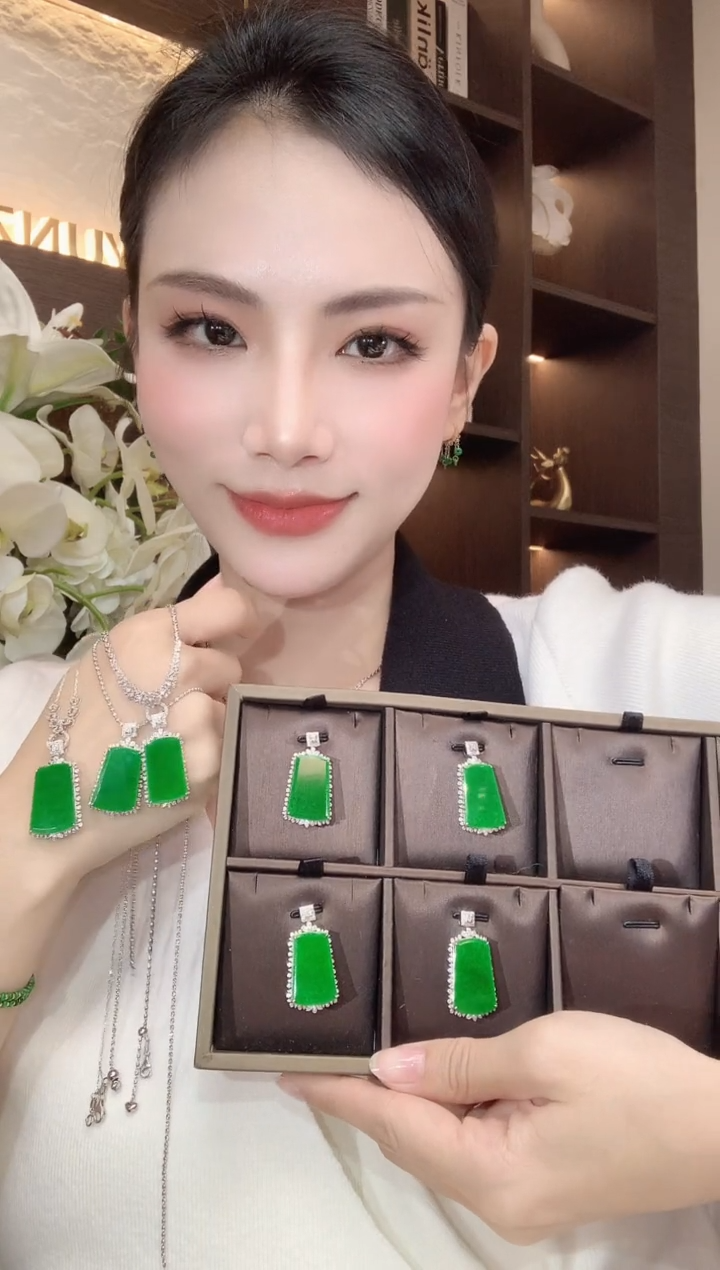 吊坠(不含链)18K金镶嵌翡翠A20 多样性发一件