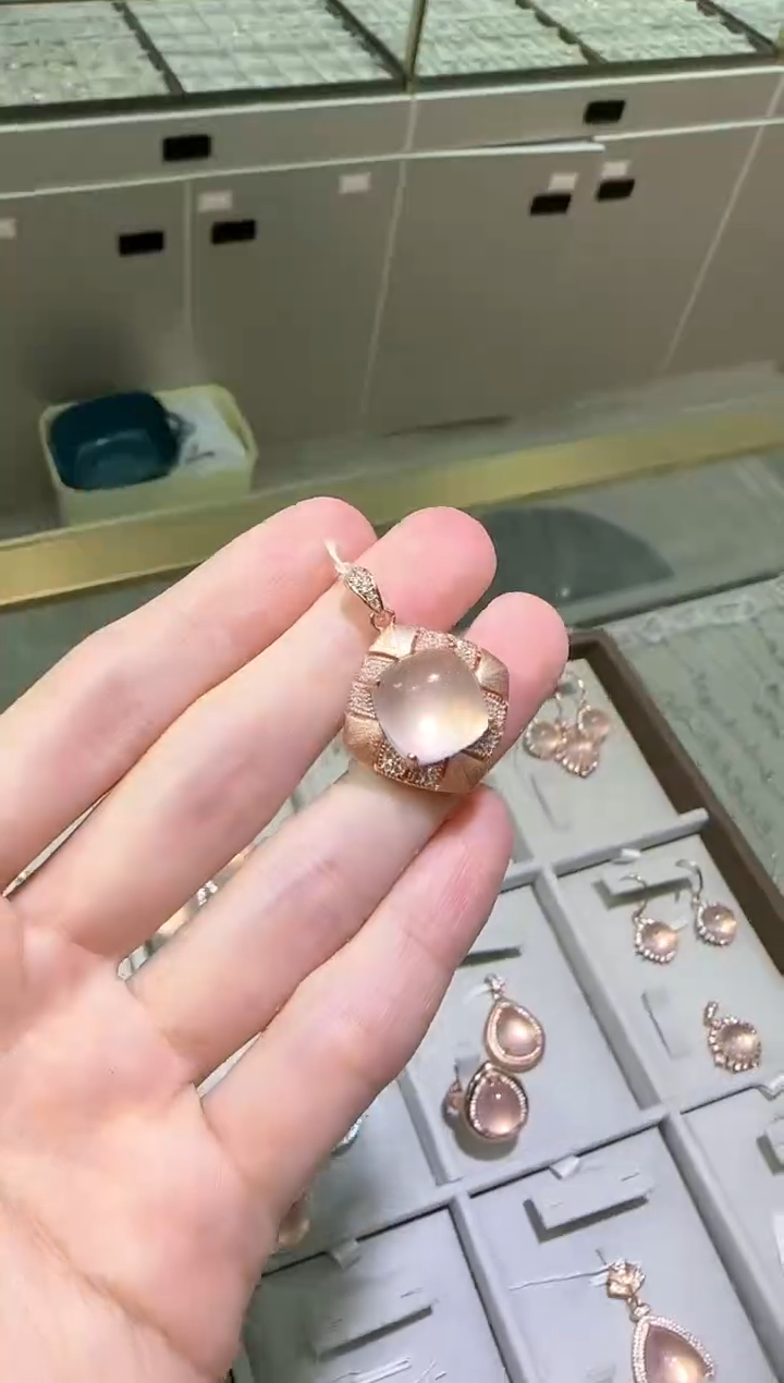 【闪购商品】芙蓉石颈饰银S925镶嵌14mm粉水晶