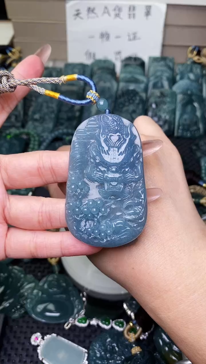 颈饰未镶嵌翡翠 