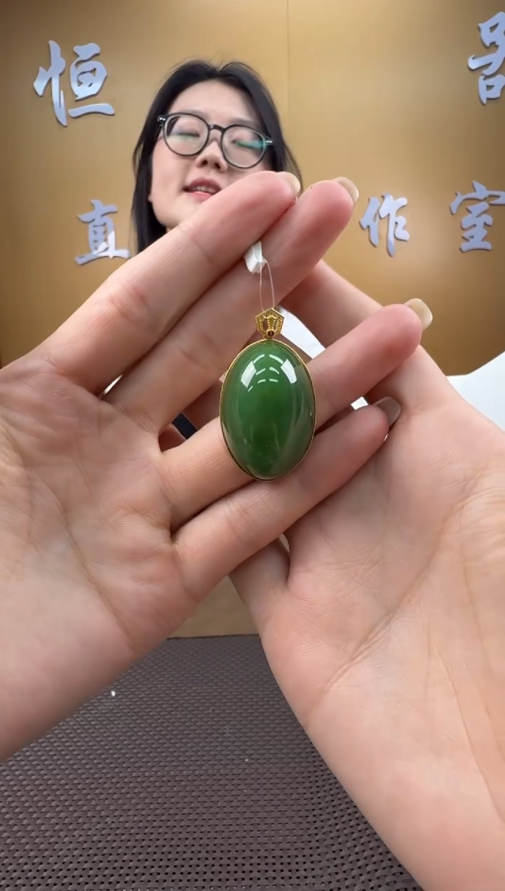 和田玉18K金镶嵌颈饰挂件