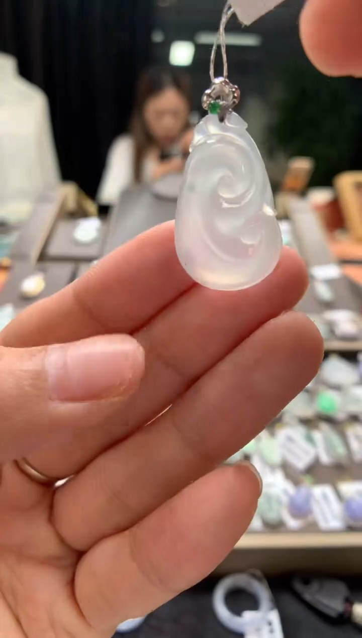 翡翠18K金镶嵌颈饰如意