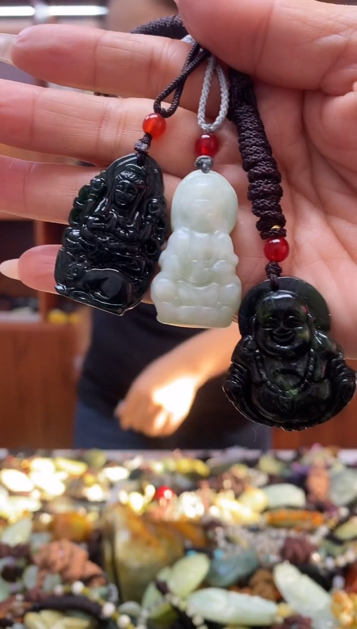 未镶嵌蛇纹石玉挂件拍一发三