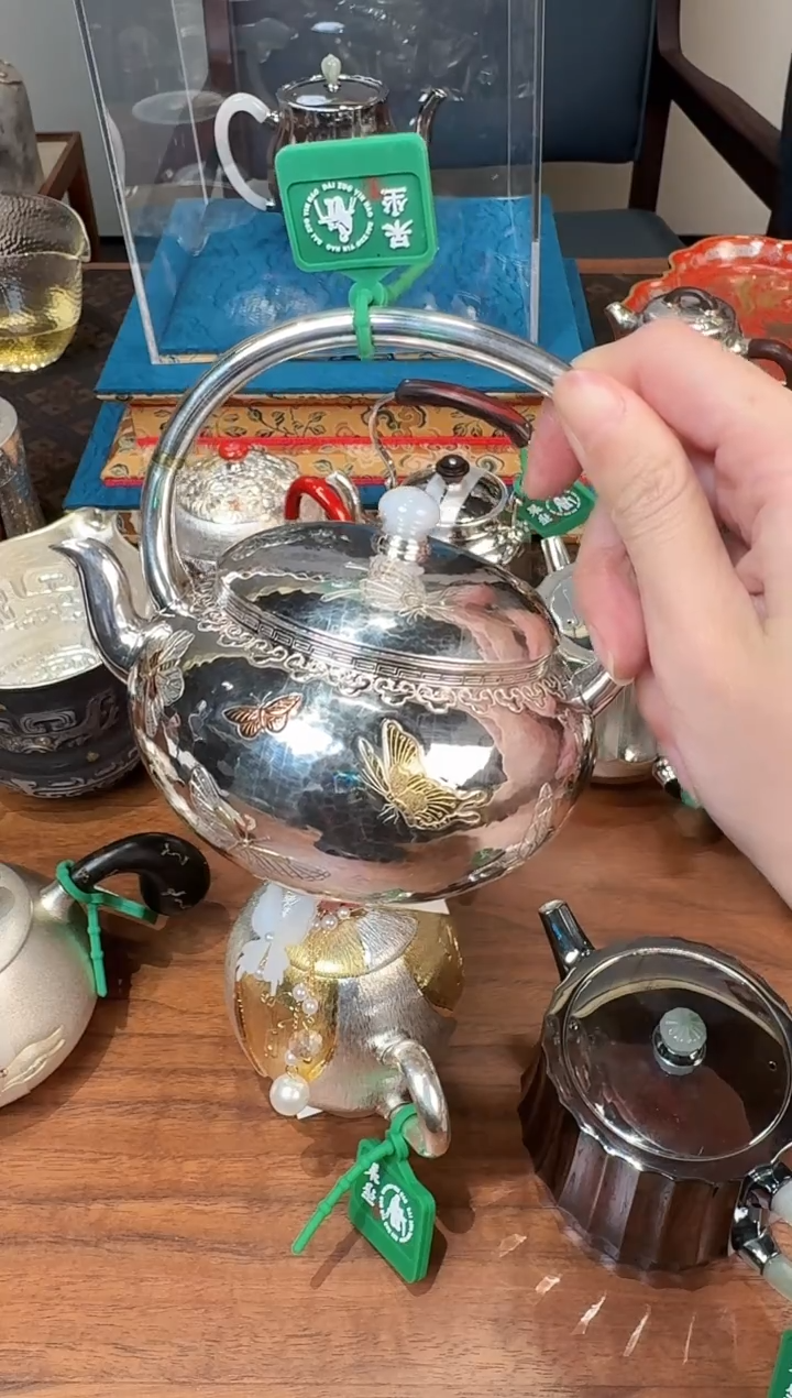 DZ0094呆坐-寸发标手作锤纹嵌金梦蝶提梁壶   315ml