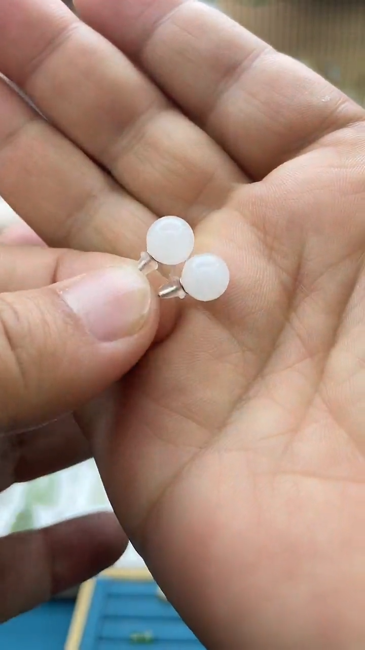 银S925镶嵌和田玉耳钉约卡8mm，发一对