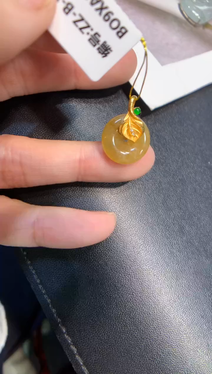 颈饰18K金镶嵌翡翠平安扣