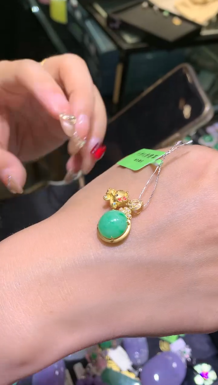 【闪购商品】翡翠吊坠(不含链)18K金镶嵌蛋面