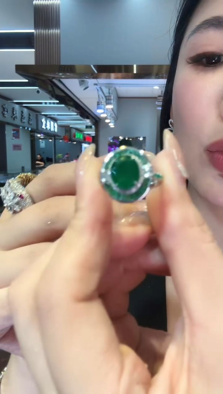 18K金镶嵌戒指祖母绿3.73ct