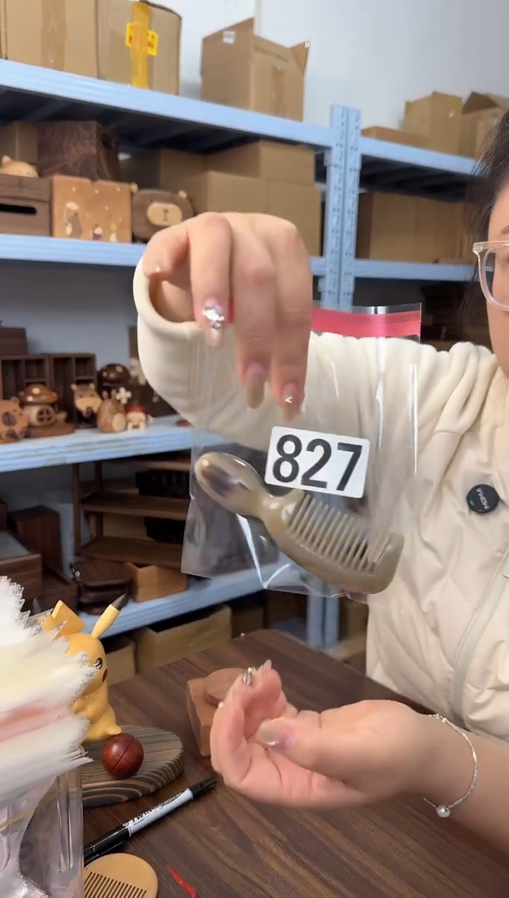 木827天然牛角便携梳子