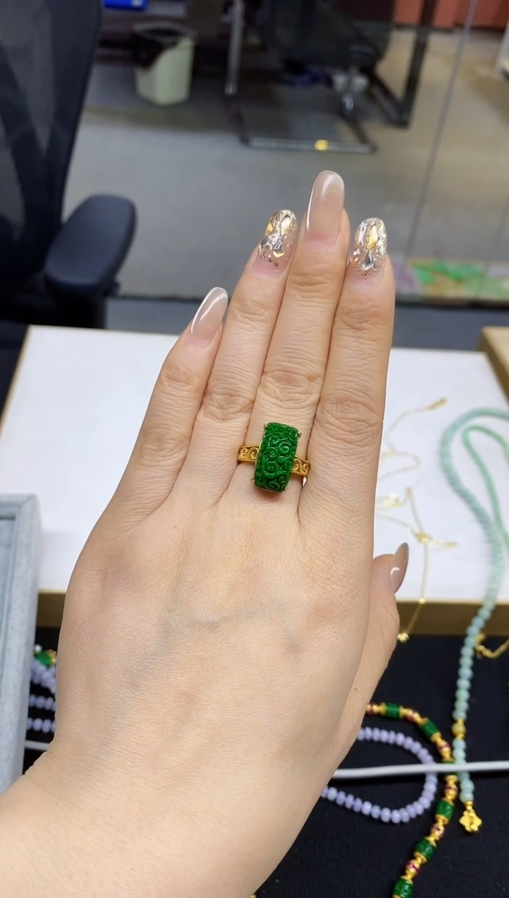 颈饰未镶嵌翡翠戒指