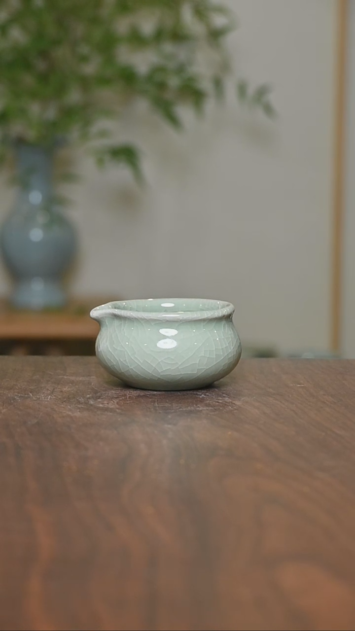 其他微瑕豆绿釉朱家汝窑款无把公道杯