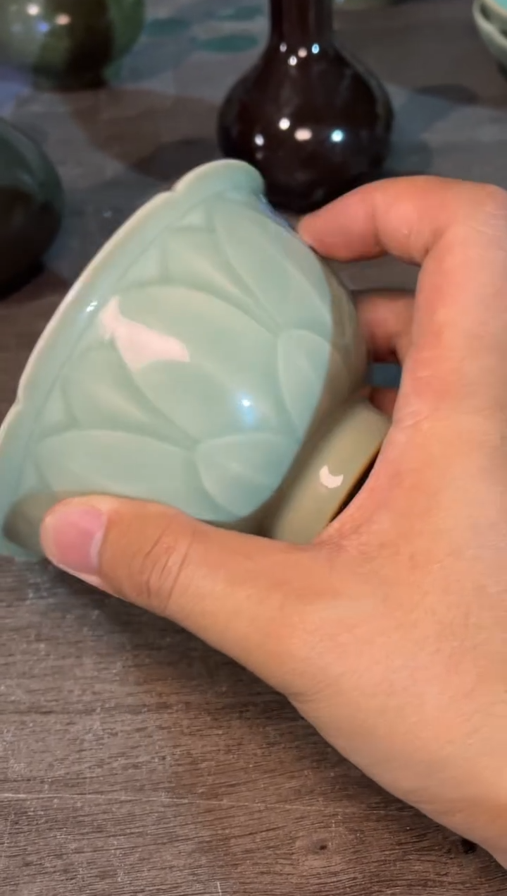 瓷微瑕莲瓣花口碗1只