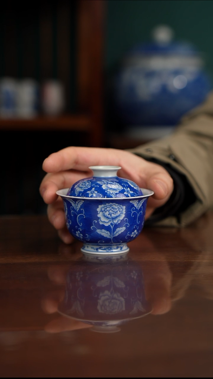 柴窑青花牡丹花盖碗