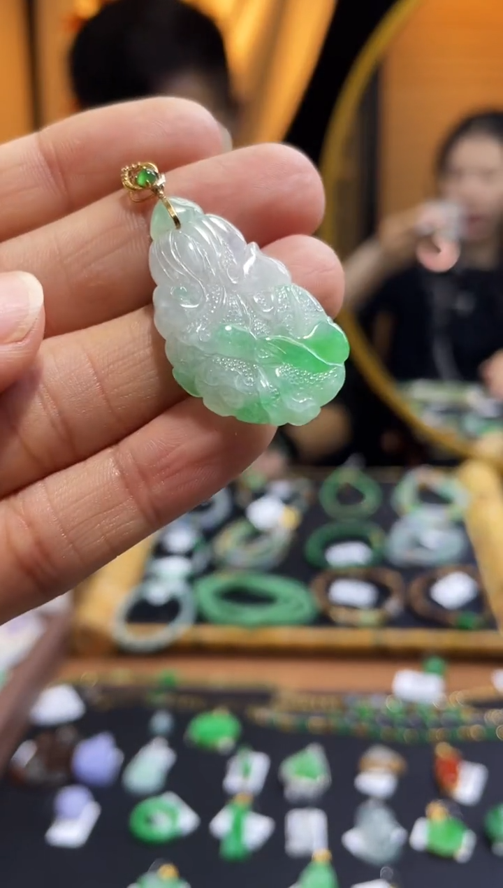 颈饰18K金镶嵌翡翠白菜