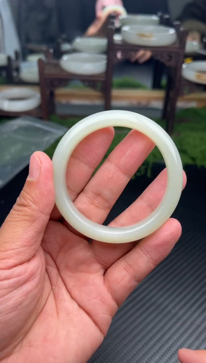 未镶嵌手镯和田玉且末微色差近矿54+