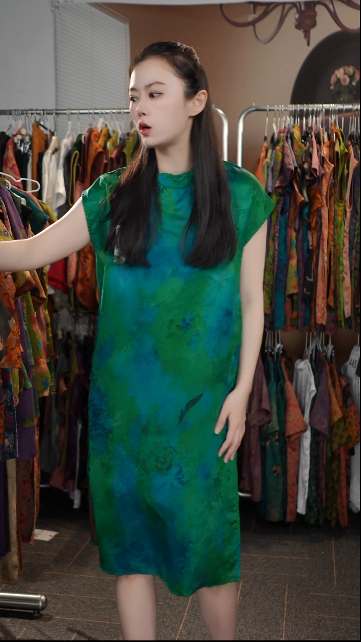 蓝绿渐变色连衣裙