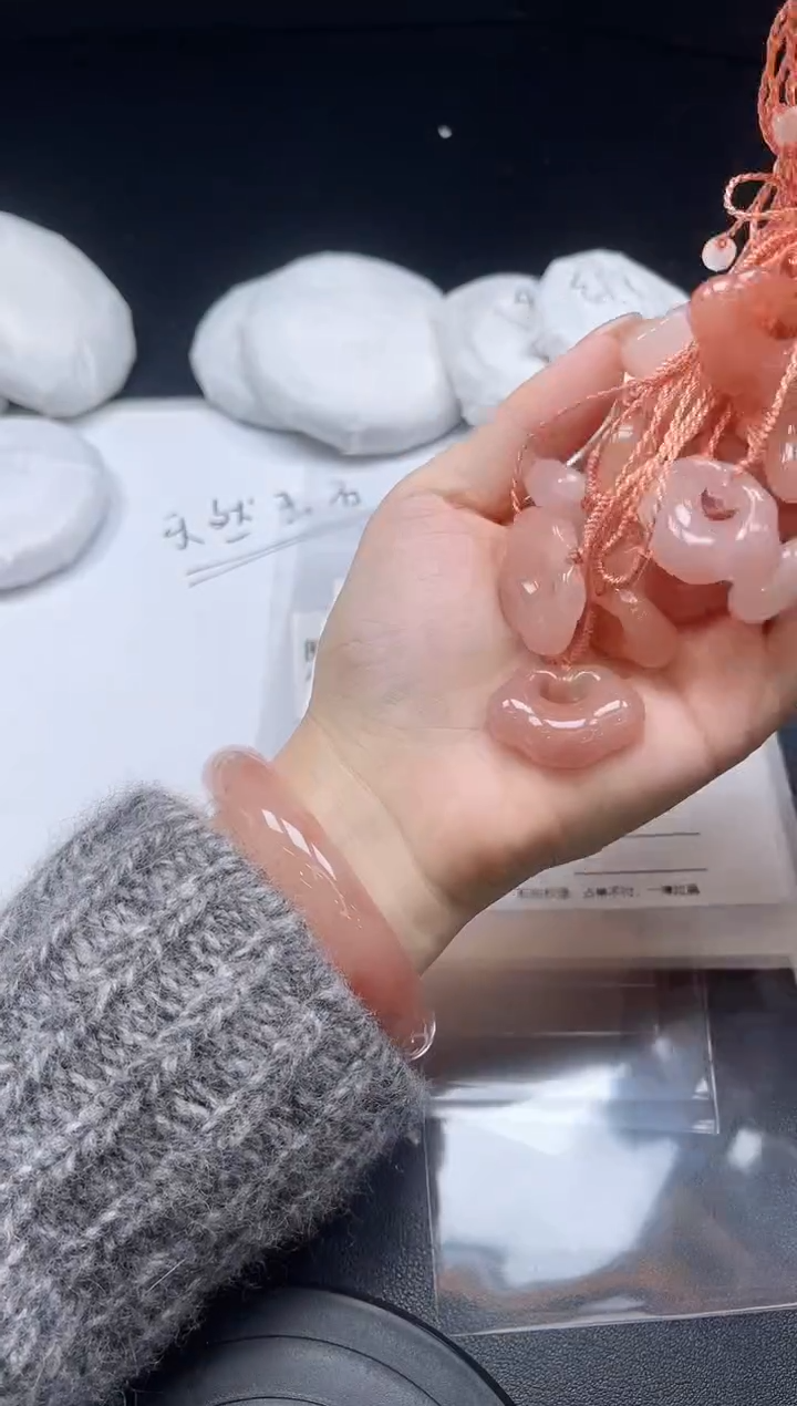 未镶嵌手镯石英质玉桃花祥云锁-花纹随机