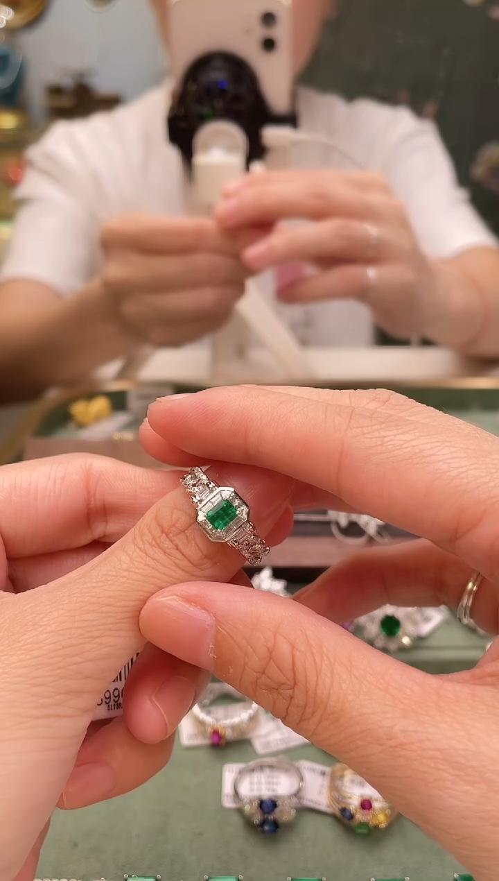 祖母绿戒指18K金镶嵌❤**宝斯瓦特蝴蝶效应主石：0.48ct