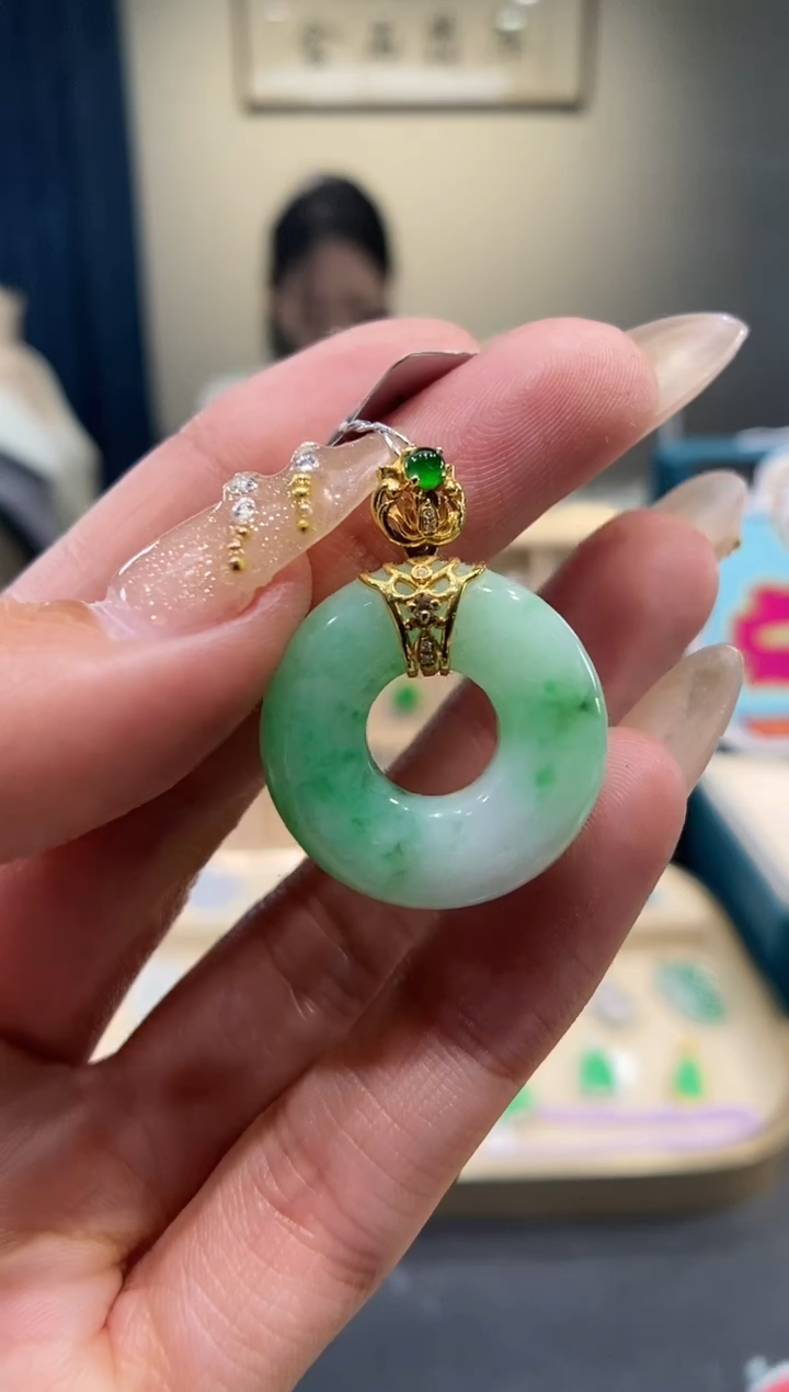 【闪购商品】翡翠吊坠(不含链)18K金镶嵌甜甜圈