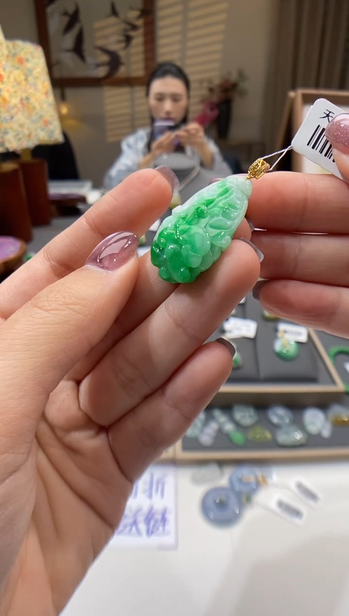 【闪购商品】翡翠颈饰18K金镶嵌白菜