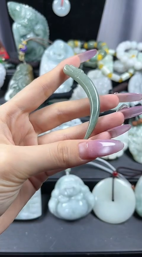 翡翠未镶嵌颈饰狼牙