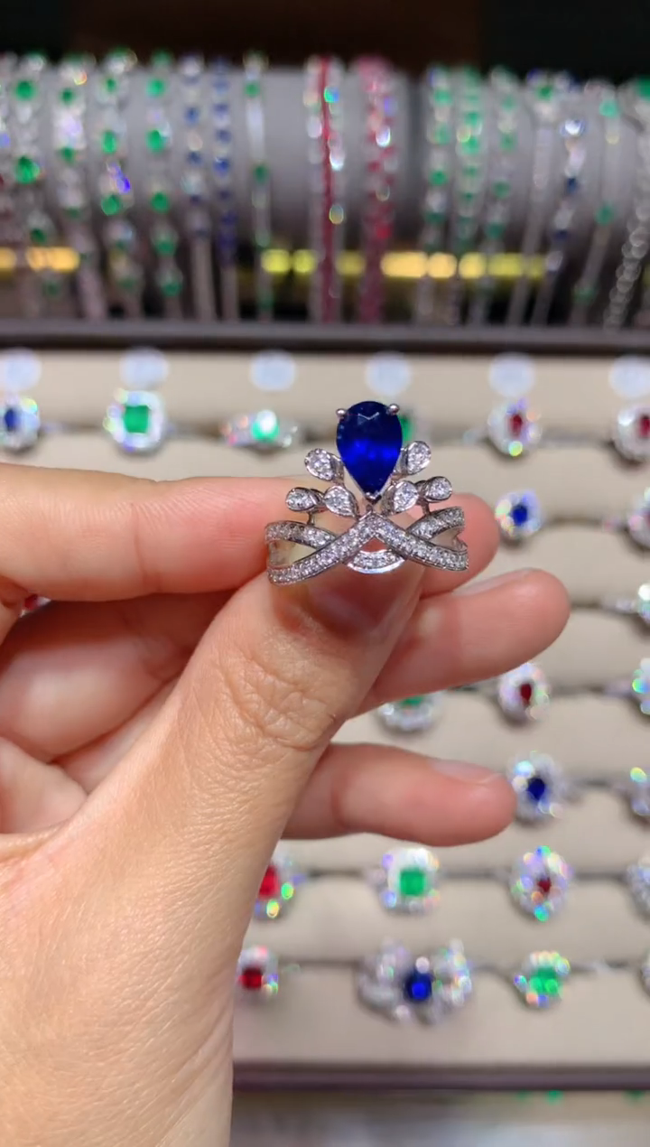 【闪购商品】蓝宝石戒指18K金镶嵌1.35CT