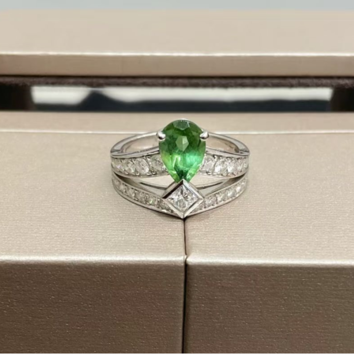 99新 Chaumet/尚美 小花6枫尚美 加冕·爱系列 绿碧玺满钻戒指