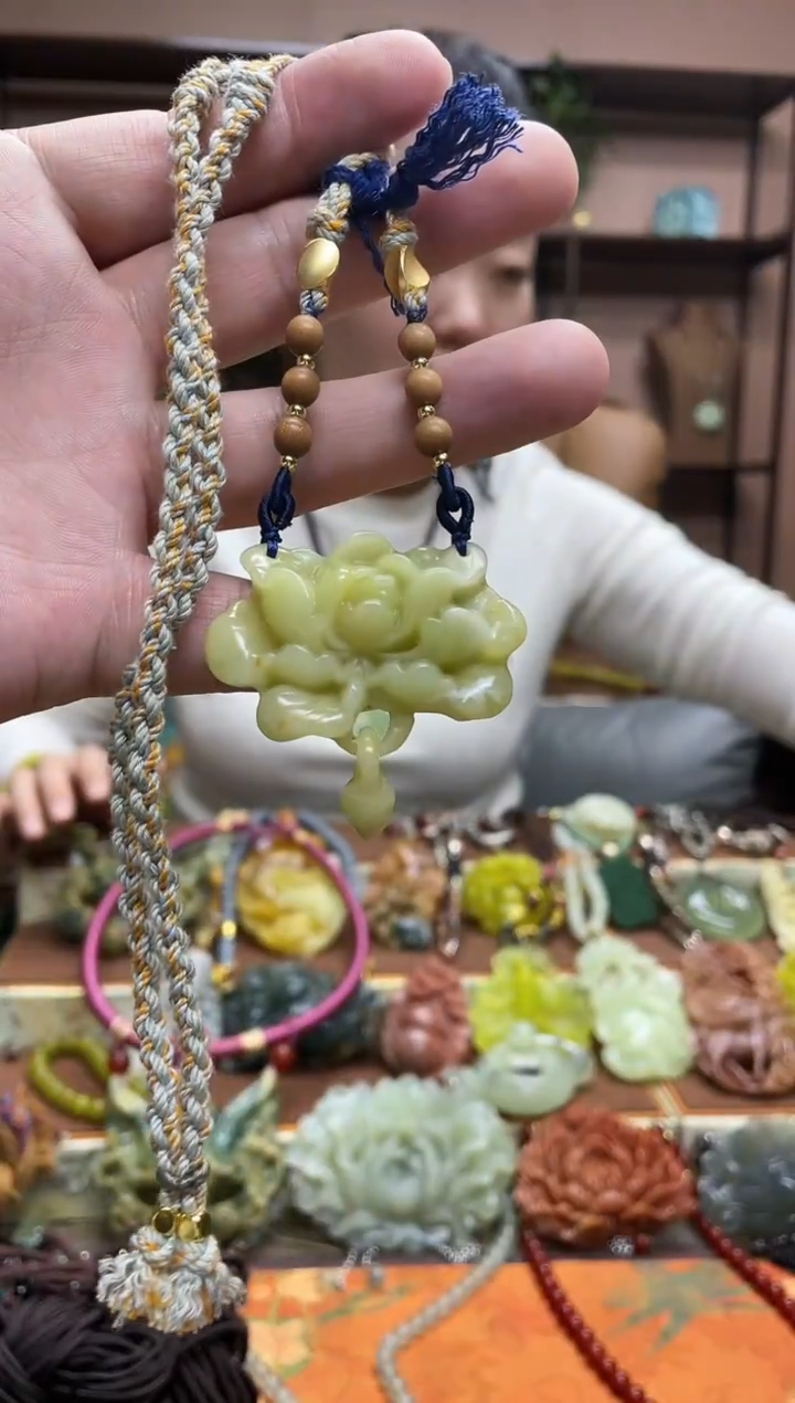 未镶嵌岫玉颈饰·