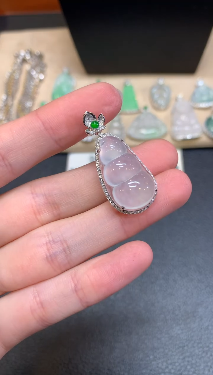 【闪购商品】翡翠颈饰18K金镶嵌福豆【无服务费】