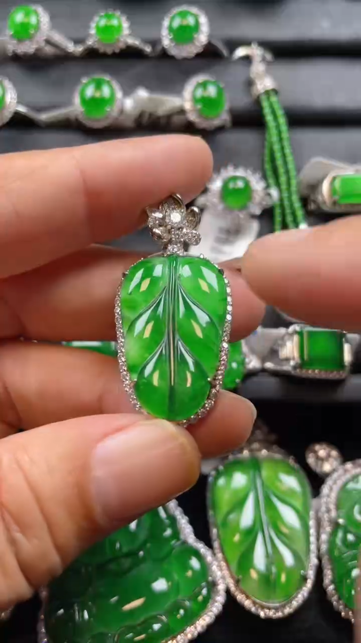 【闪购商品】翡翠颈饰银S925镶嵌翡翠